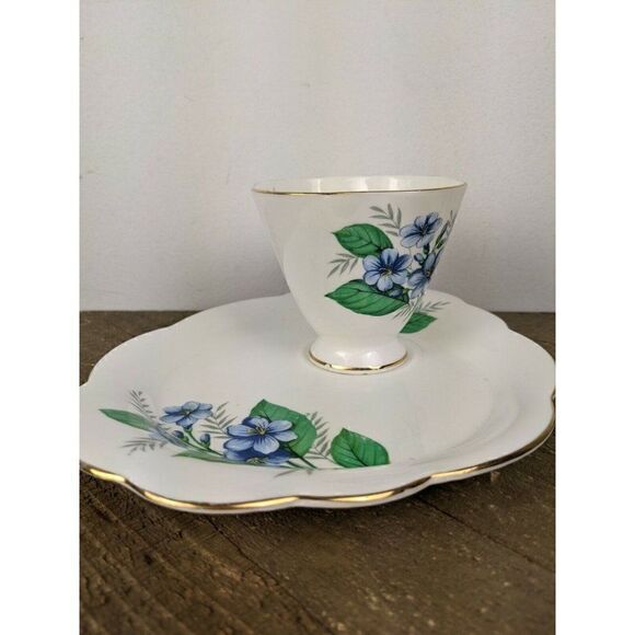 Windsor Bone Chine Tea cup and saucer, snack plate Blue flowers gold rim - Picture 4 of 10